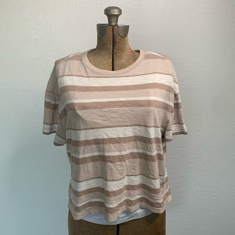 Universal threads tee shirt